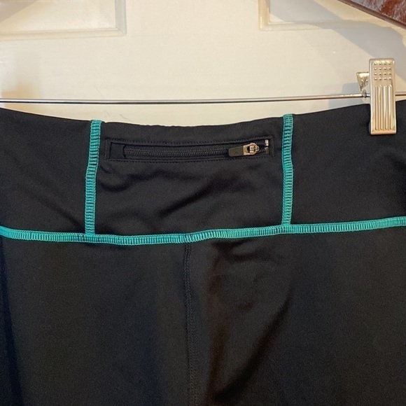 Under Armour black and green cropped leggings, size M - Picture 4 of 6